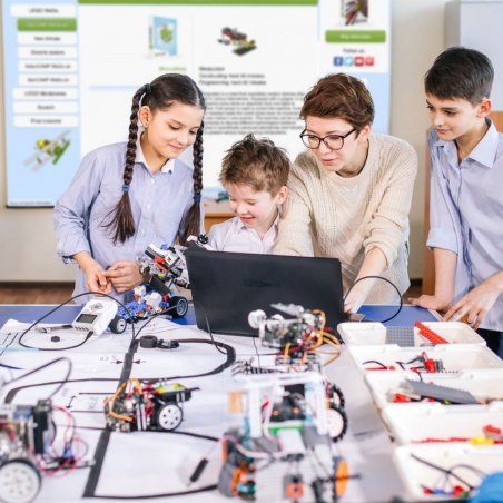 Pracownia LEGO Education mała pracownia robotyki dla klas 4-8 Pracownia LEGO Education mała pracownia robotyki dla klas 4-8