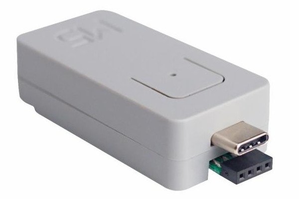 Modul je vybaven zástrčkou USB C a zástrčkou kompatibilní se zásuvkou Grove. Tyto konektory byly umístěny na druhé straně zařízení, aby nedošlo k omezení schopností zařízení.