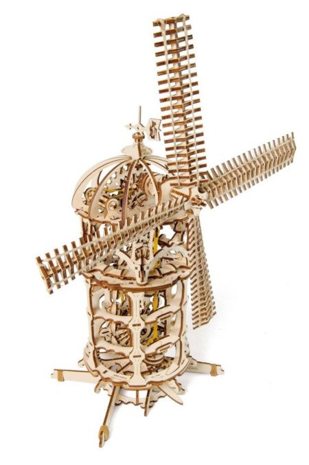 Model věže - větrný mlýn je vyzdoben ve viktoriánském steampunkovém stylu.