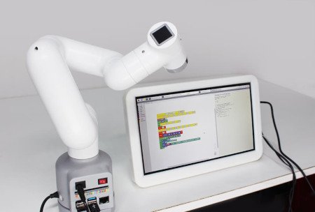Ramenní robot myCobot Pi je naprogramován pomocí grafického editoru.