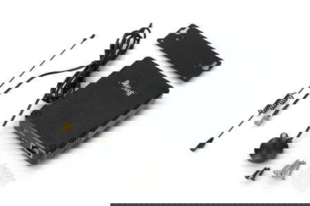 Všechny prvky sady, včetně centrální jednotky, leží na bílém pozadí.