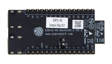 Černá vývojová deska ESP32-H2 leží obráceně na bílém pozadí.