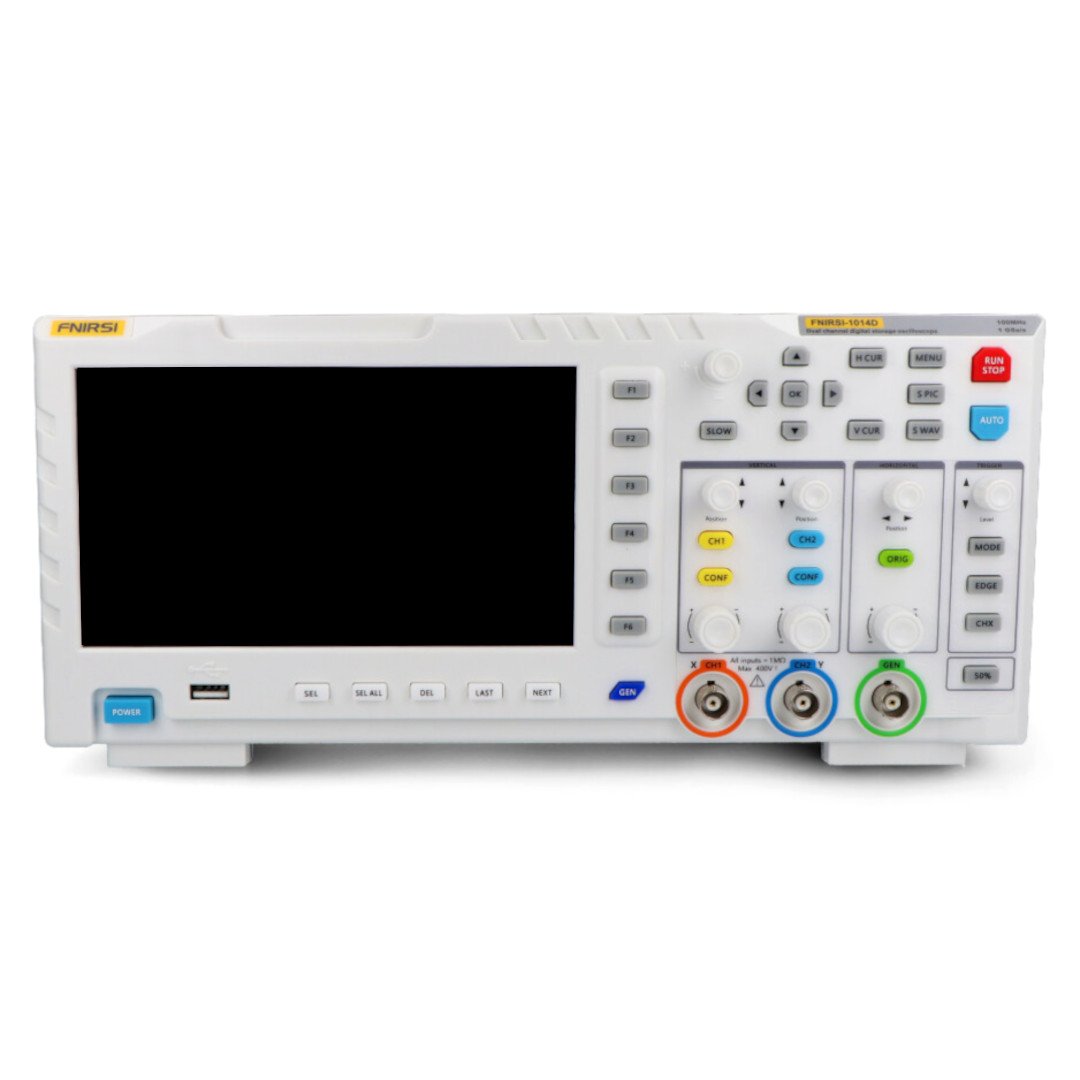 Šedý osciloskop s vestavěnou obrazovkou stojí na bílém pozadí.