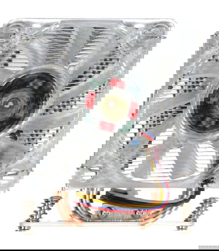 Ventilátor s chladičem pro Raspberry Pi 5 stojí na bílém pozadí.