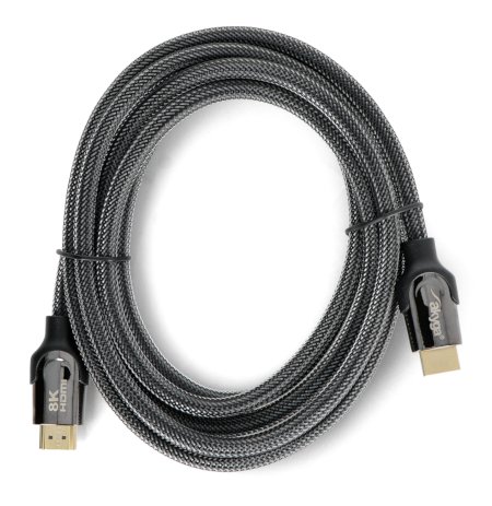 Bílý a stočený kabel USB leží na bílém pozadí.