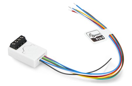Inteligentní mini relé Fibaro v bílé barvě je spojeno s dráty a leží na bílém pozadí.