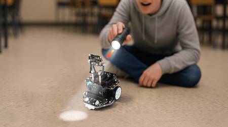 Maqueen Plus V3 - Pokročilý vzdělávací robot STEM s maticovou laserovou navigací pro micro:bit - DFRobot MBT0050-AA